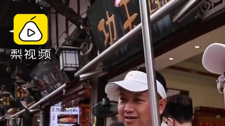 【“来哟,这边请”!重庆磁器口职业吆喝师一天吆喝50遍,买车买房全靠喊[并不简单]】“五一